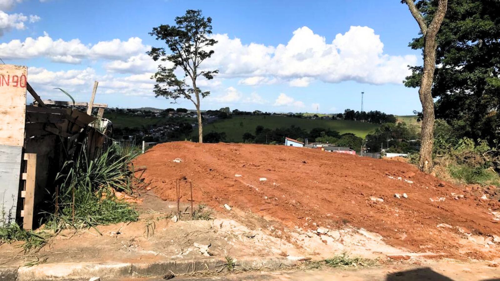 TERRENO ESPAÇOSO E BEM LOCALIZADO EM BAIRRO RESIDENCIAL TRANQUILO