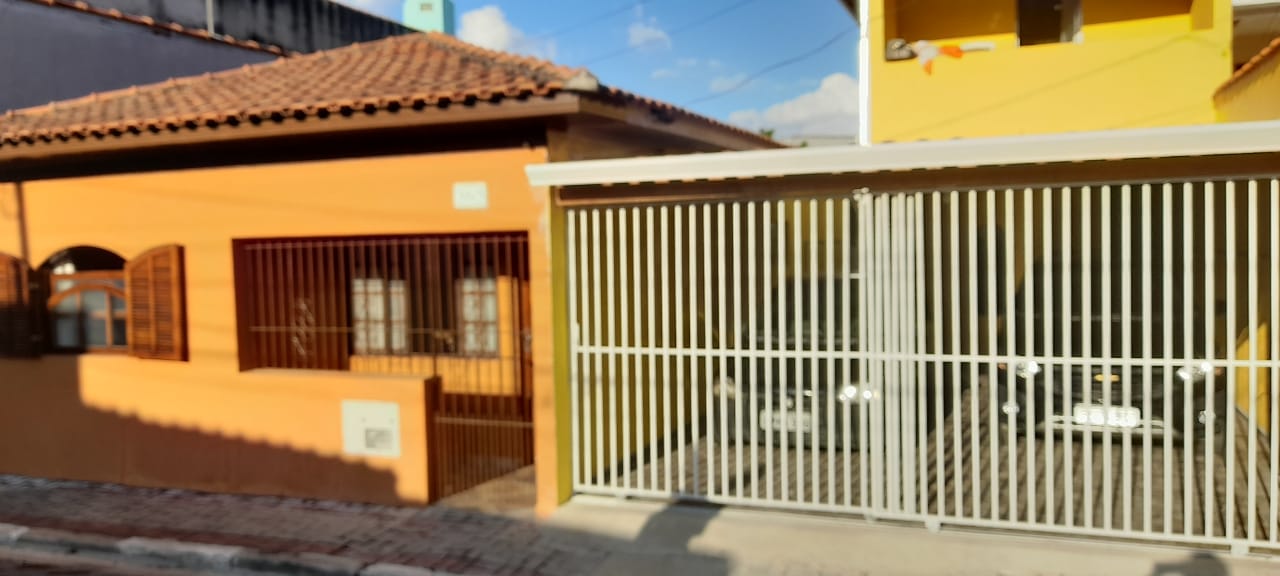 3 CASAS NO MESMO TERRENO NO CENTRO DE GUARAREMA
